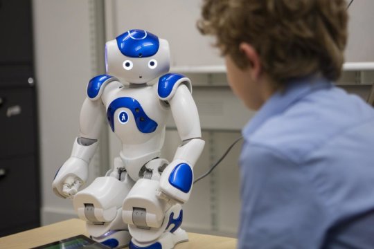robo e crianca